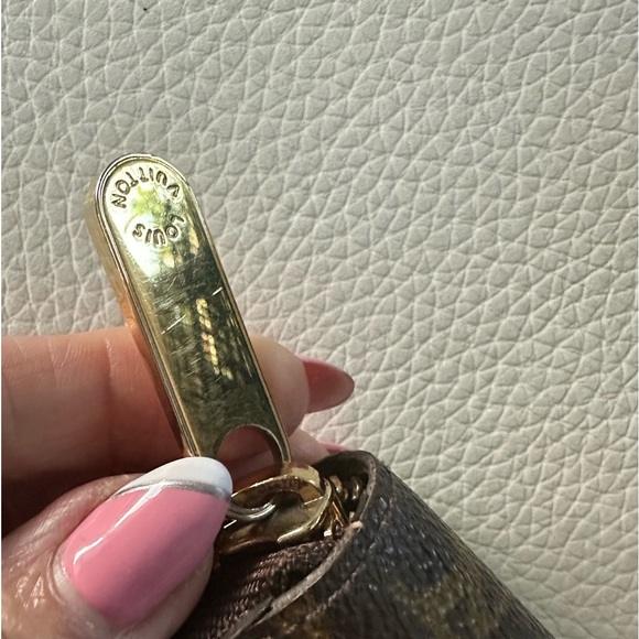 Louis Vuitton Monogram Zippy Wallet - Like New - Picture 13 of 14